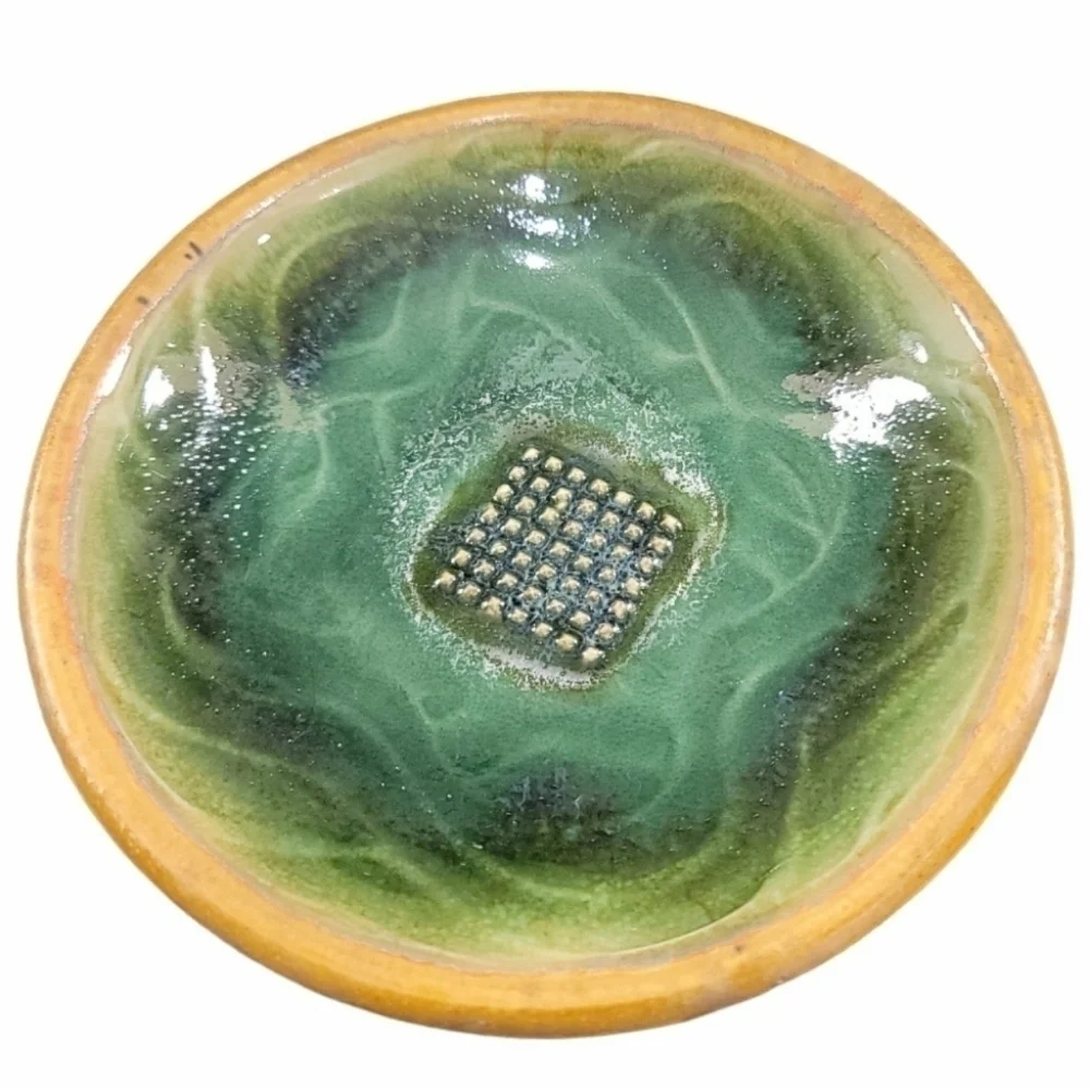 Allen Dittton Green Pottery Garlic Grater Zester Plate/Dish 2019 - Diameter 7